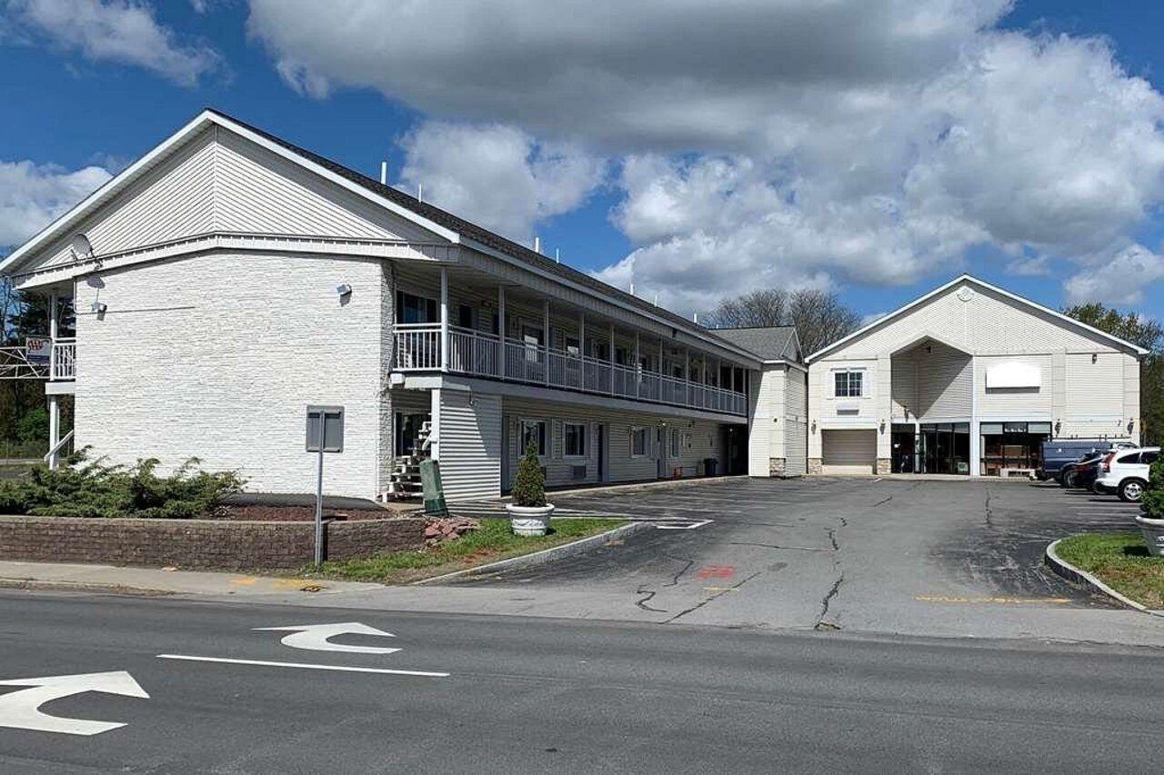 Super 8 By Wyndham Albany Motel Exterior photo